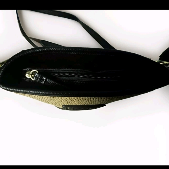 Liz Claiborne NWT Maddie Bucket Crossbody Shoulder Handbag Purse Tan & Black - Picture 4 of 13